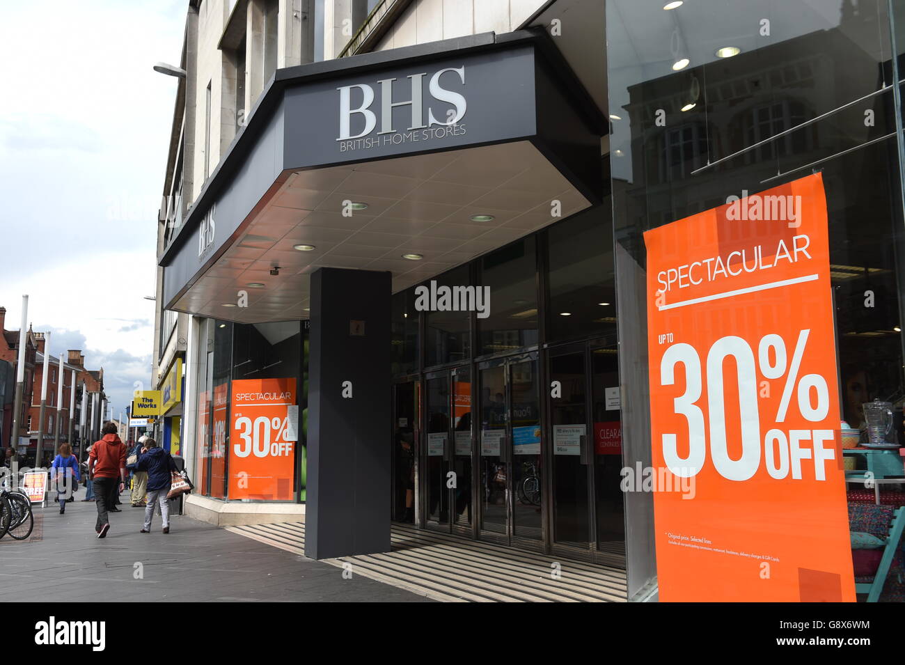 Cartelli di vendita nella finestra del negozio BHS su Gallowtree Gate a Leicester come proprietario del rivenditore ha detto che sta lavorando con investitori privati statunitensi per mettere insieme un pacchetto di salvataggio per il rivenditore collassato. Foto Stock