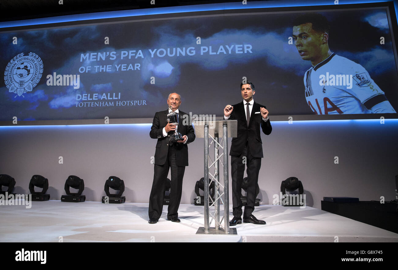 PFA Player of the Year Awards 2016 - Grosvenor House Hotel. Osvaldo Ardiles accetta il giovane giocatore PFA dell'anno 2016 per conto di DELE Alli Foto Stock