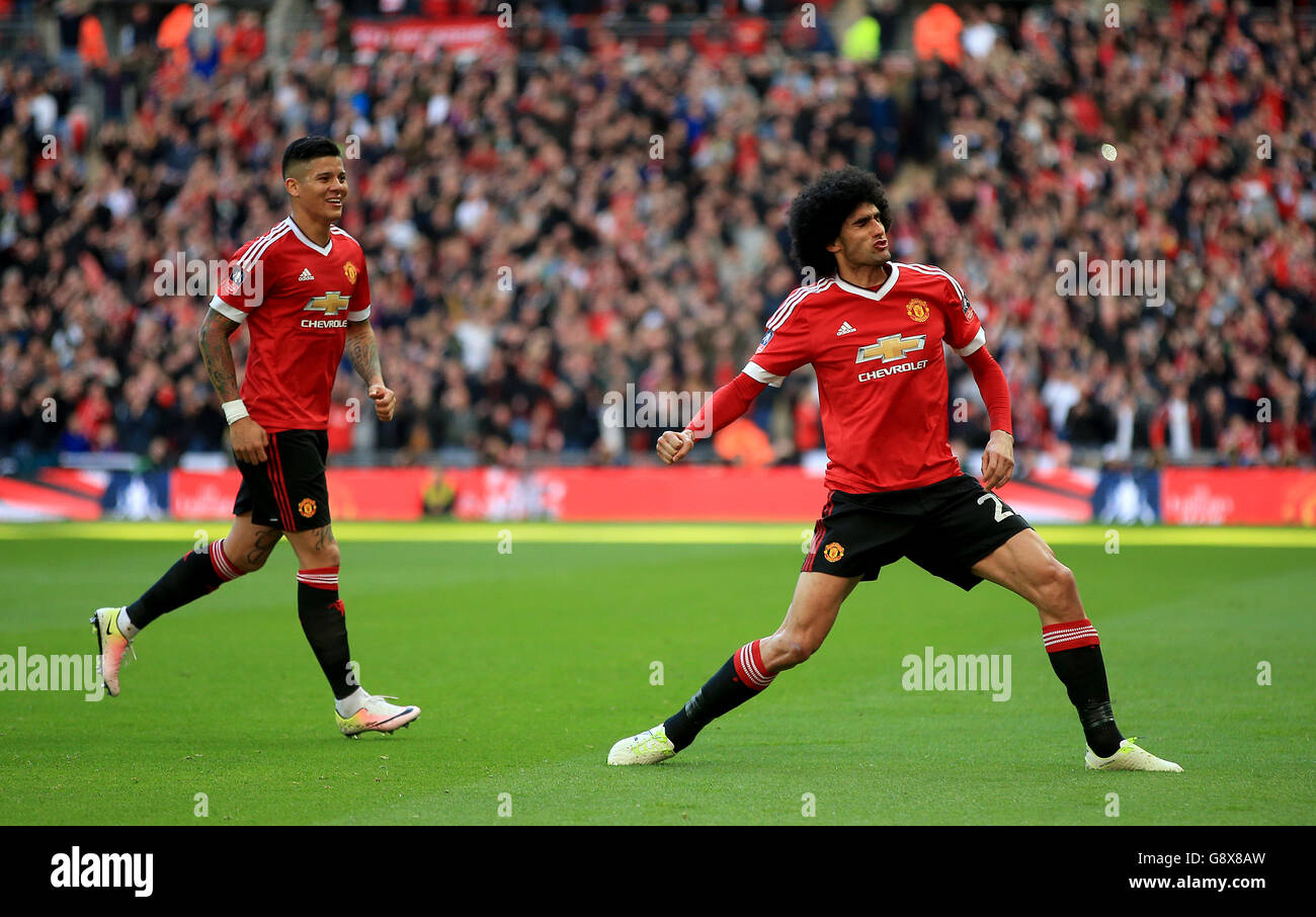 Il Manchester United's Marouane Fellaini (a destra) celebra il suo primo gol del gioco durante la partita di Emirates fa Cup, semi-finale al Wembley Stadium di Londra. Foto Stock