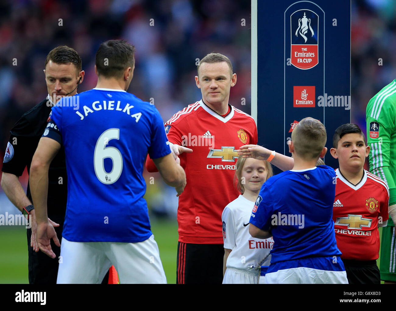 Phil Jagielka di Everton e Wayne Rooney del Manchester United si stringono le mani durante l'Emirates fa Cup, partita semi-finale al Wembley Stadium di Londra. Foto Stock