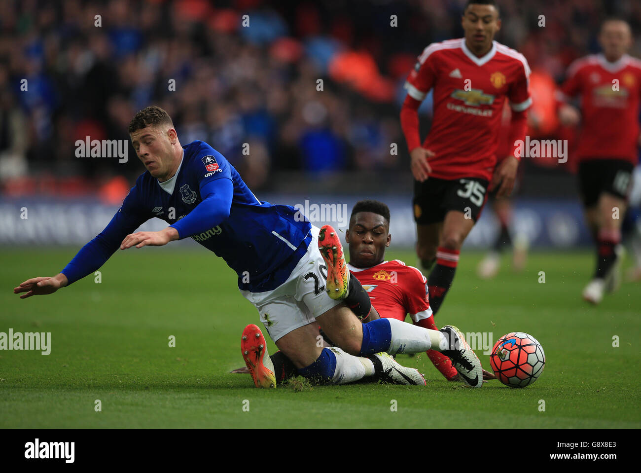Timothy Fosu-Mensah di Manchester United fà urlo Everton's Ross Barkley nella zona di rigore durante la partita di Emirates fa Cup, semi-finale al Wembley Stadium di Londra. Foto Stock