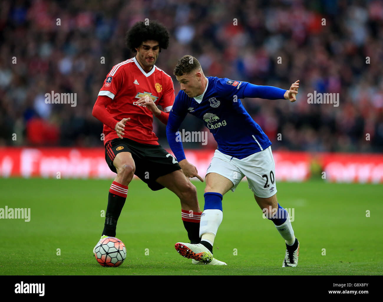 Ross Barkley di Everton (a destra) e Marouane Fellaini di Manchester United combattono per la palla durante la fa Cup di Emirates, la semi-finale al Wembley Stadium di Londra. Foto Stock