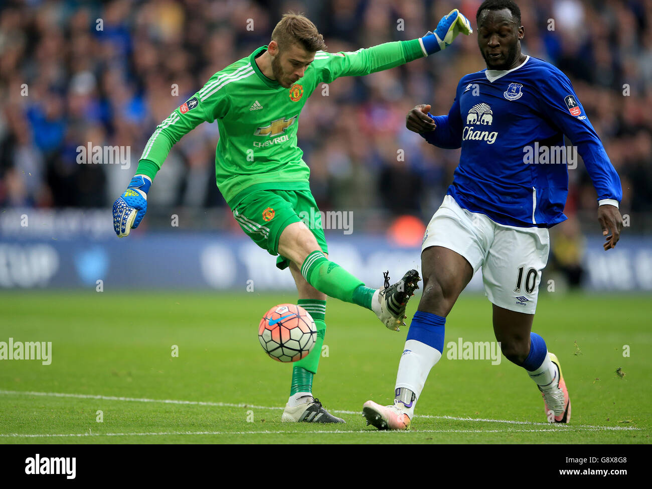 Romelu Lukaku di Everton e il portiere del Manchester United David De Gea combattono per la palla durante la Coppa Emirates fa, partita semifinale al Wembley Stadium di Londra. Foto Stock