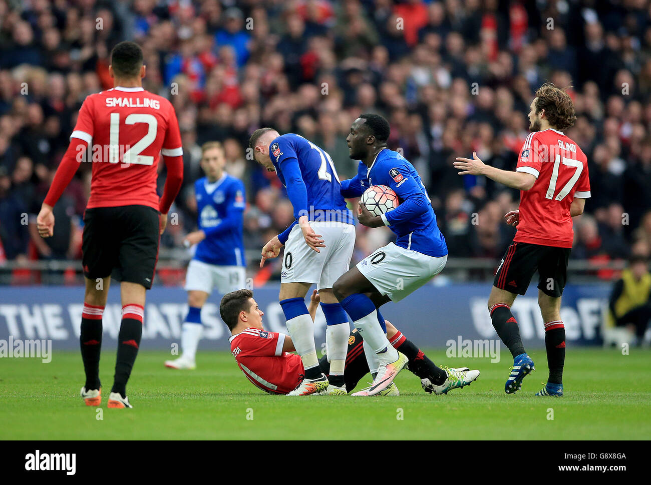 Everton's Ross Barkley punti al Manchester United's Ander Herrera durante la Emirates fa Cup, partita semifinale al Wembley Stadium di Londra. Foto Stock