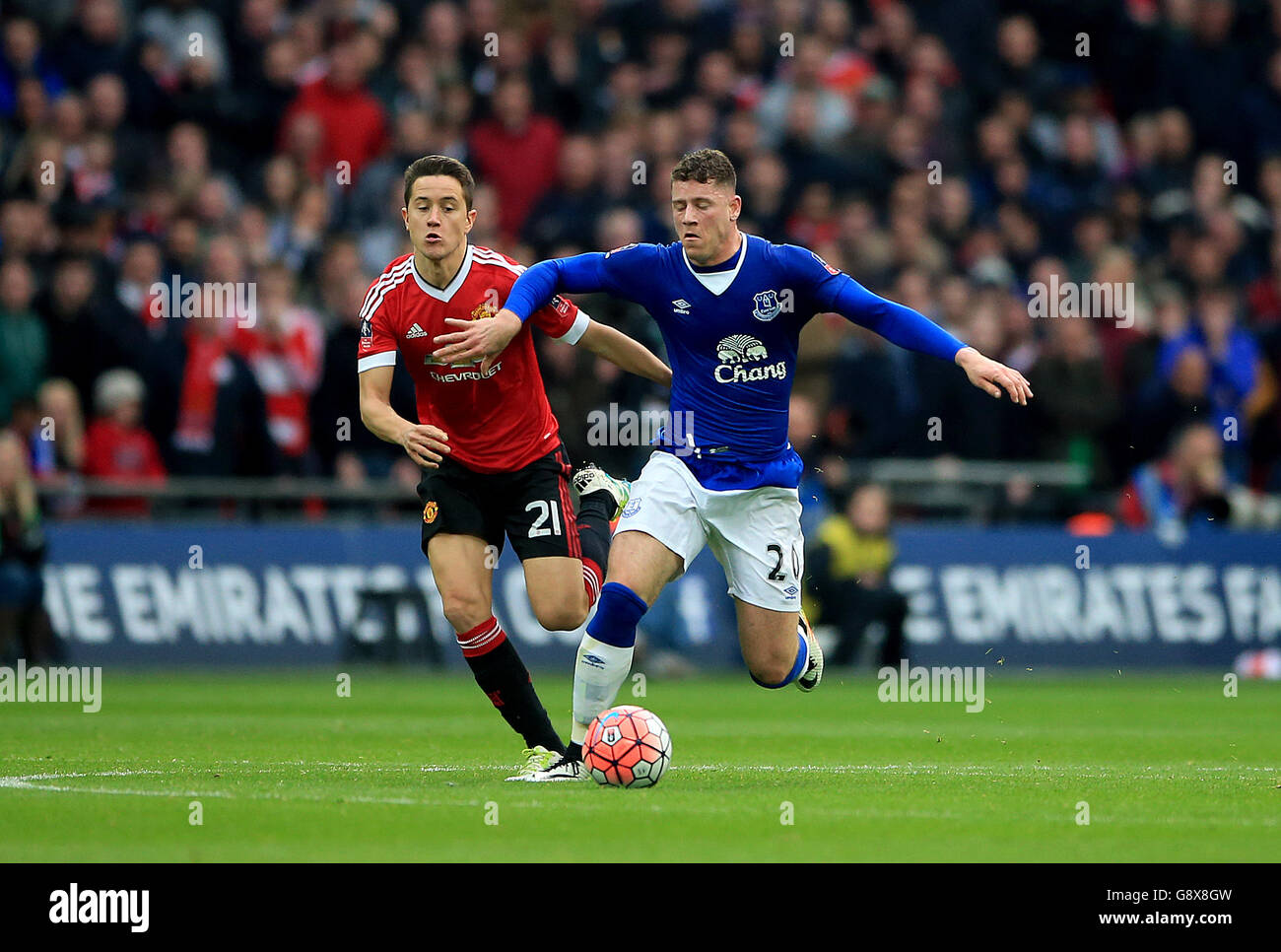 Ross Barkley di Everton (a destra) e Ander Herrera del Manchester United combattono per la palla durante la Coppa Emirates fa, partita semifinale al Wembley Stadium di Londra. Foto Stock