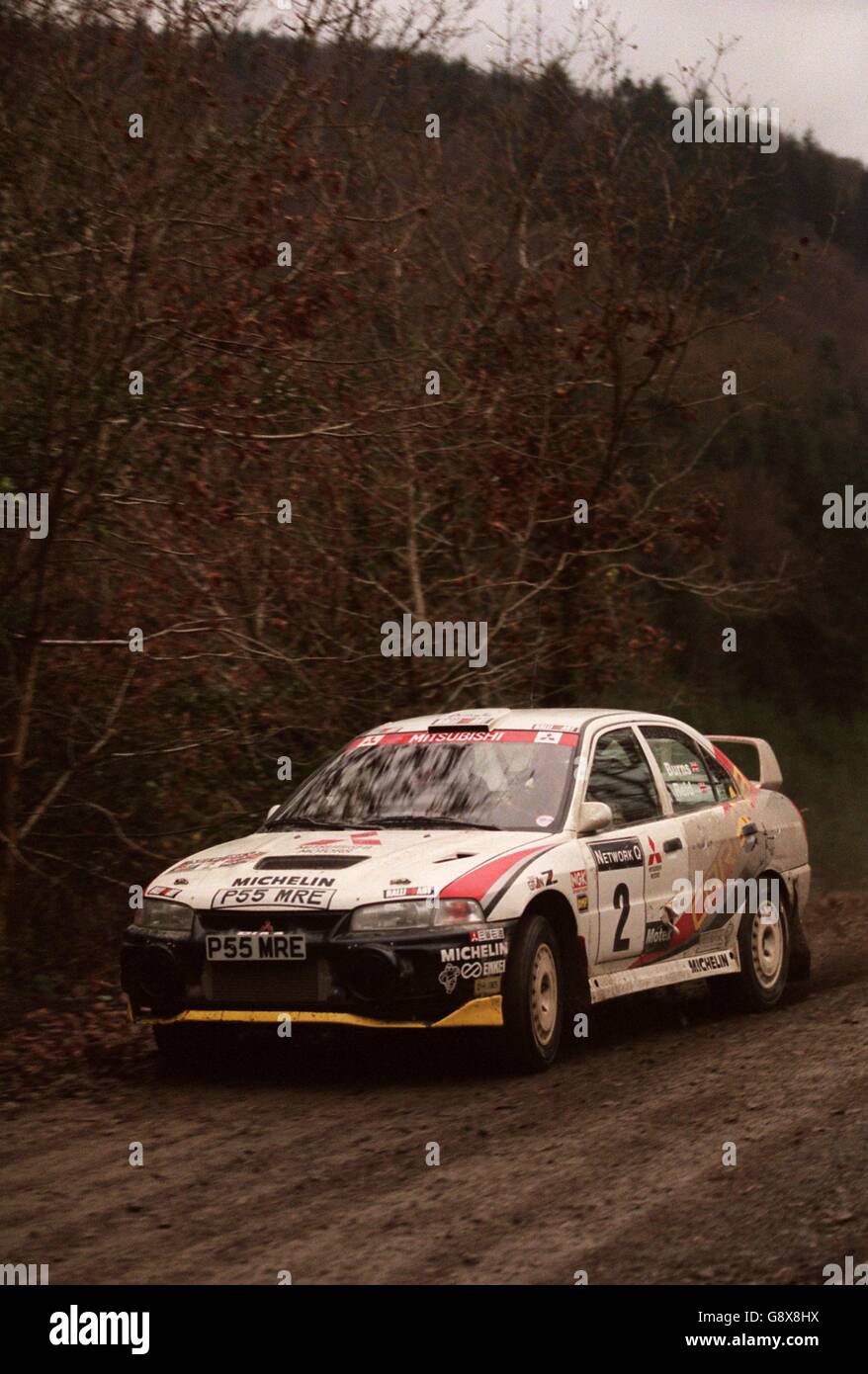 Rallying - rete Q RAC Rally - Galles. Richard Burns e Robert Reid guidano attraverso le foreste gallesi Foto Stock