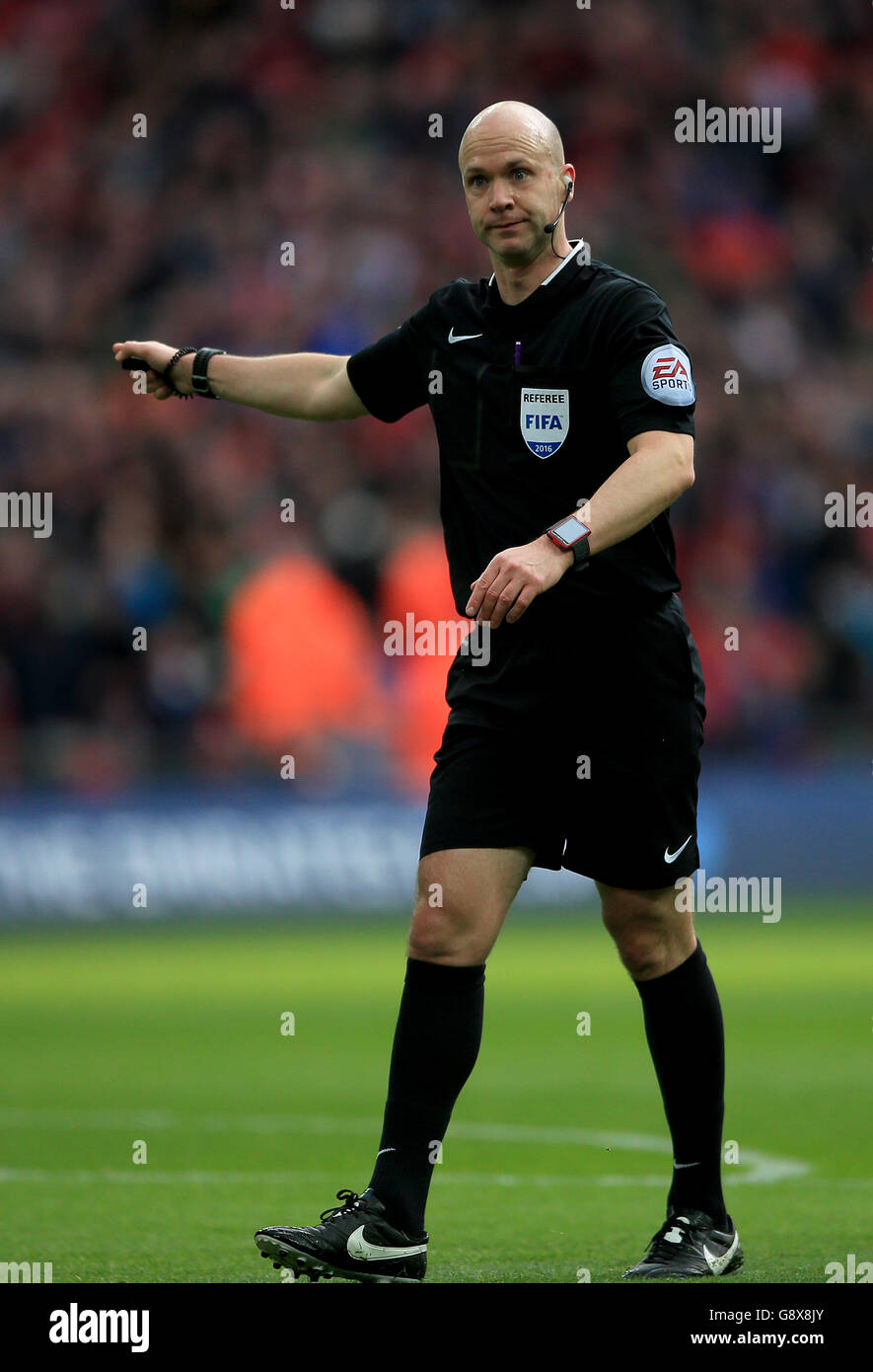 Arbitro della partita Anthony Taylor durante la Emirates fa Cup, partita semifinale allo stadio di Wembley, Londra. Foto Stock