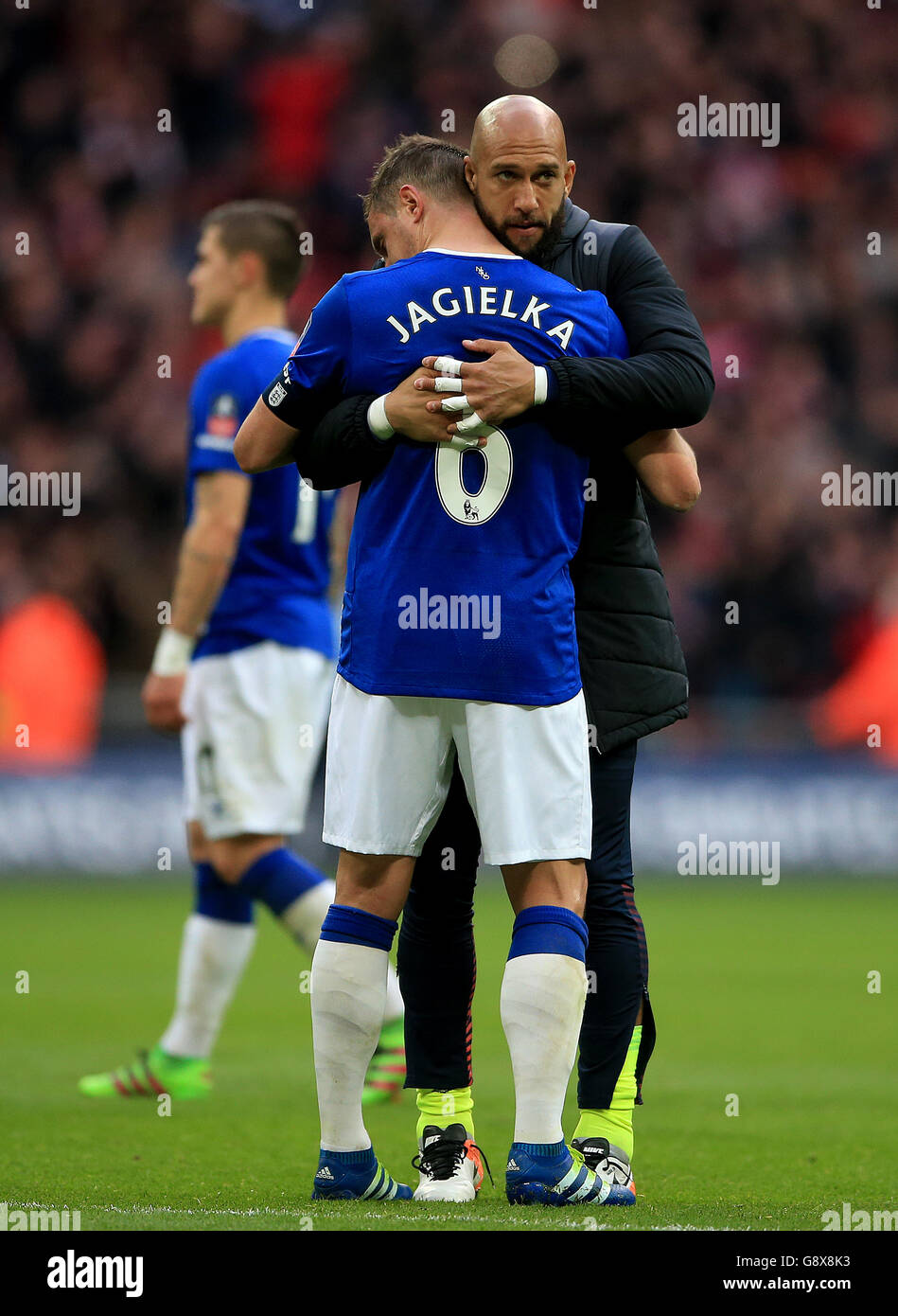 Everton's Phil Jagielka con Tim Howard (indietro) dopo il fischio finale nella Emirates fa Cup, partita semifinale al Wembley Stadium di Londra. Foto Stock
