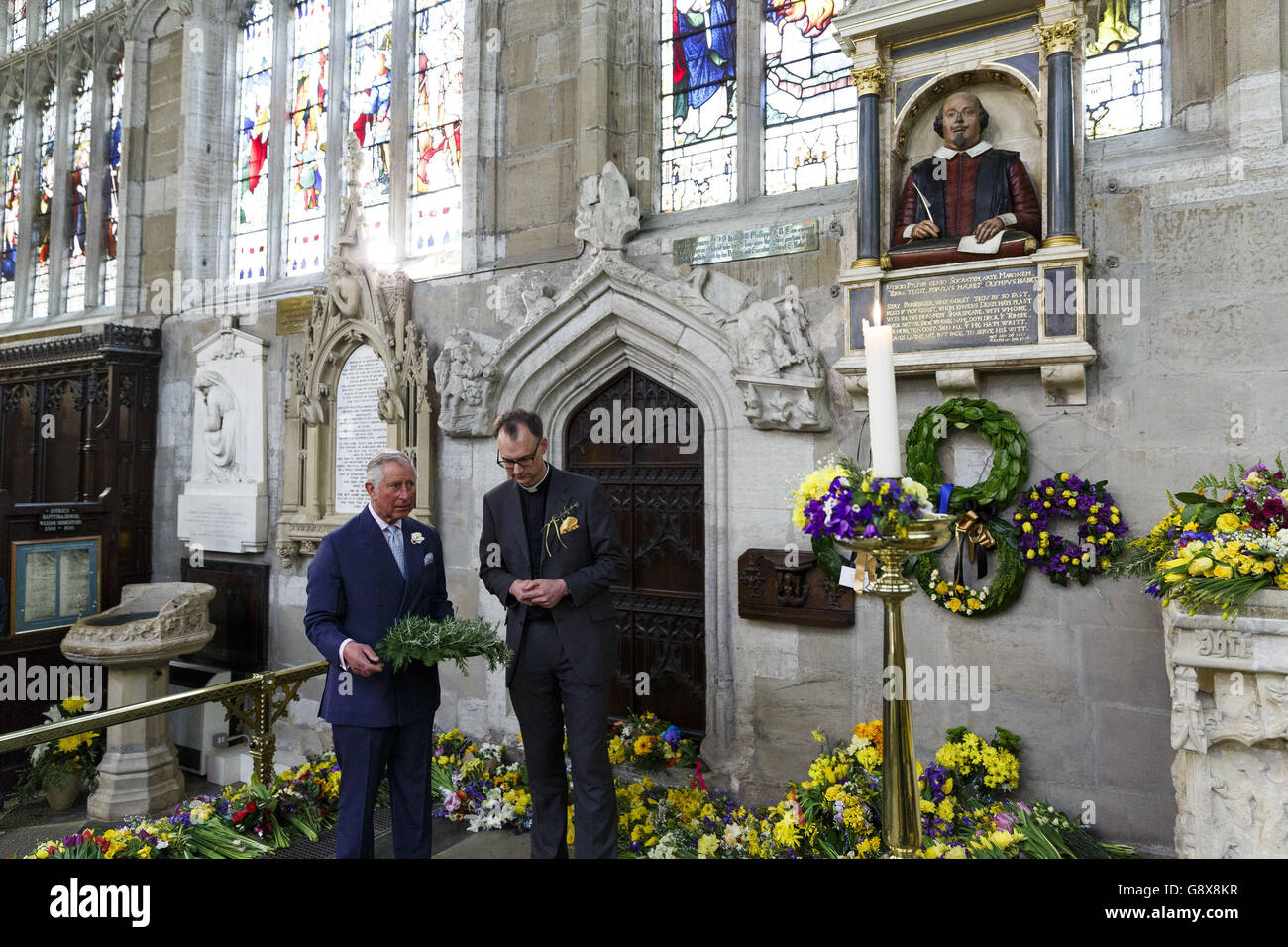 Il Principe di Galles (a sinistra) depone una corona sulla tomba di Shakespeare durante una visita alla chiesa della Santa Trinità a Stratford-upon-Avon, Warwickshire. Foto Stock