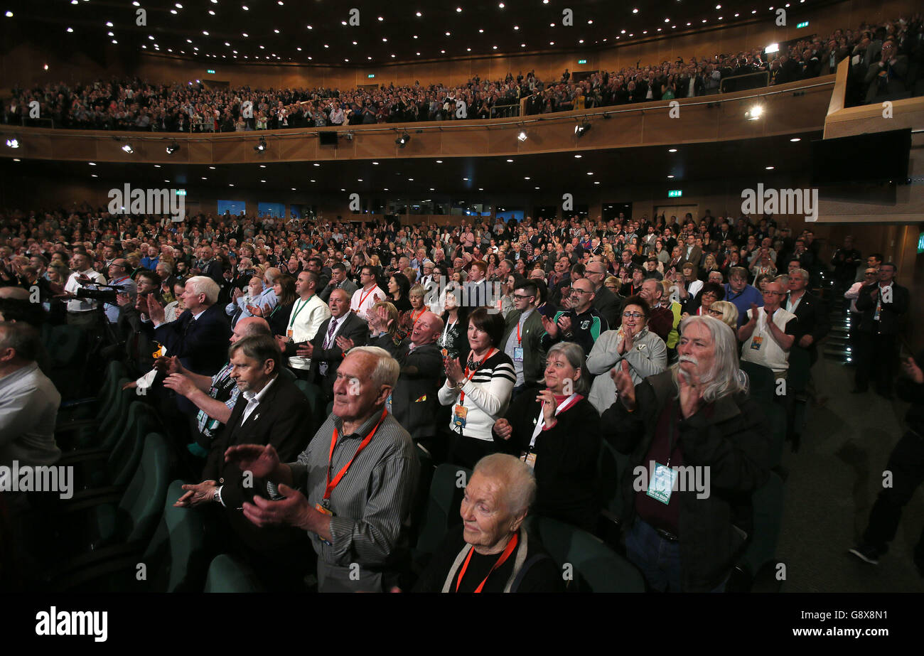 I delegati ascoltano il presidente del Sinn Fein Gerry Adams che parla al Sinn Fein ard Fheis del Centro Congressi di Dublino. Foto Stock