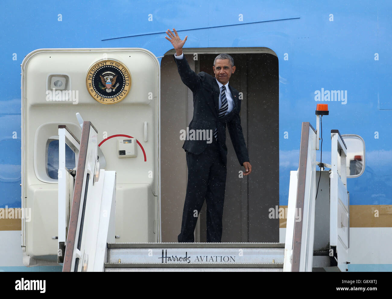 Il presidente DEGLI STATI UNITI Barack Obama si fa ondeggiare quando parte dall'aeroporto di Londra Stansted dopo la sua visita nel Regno Unito. Foto Stock