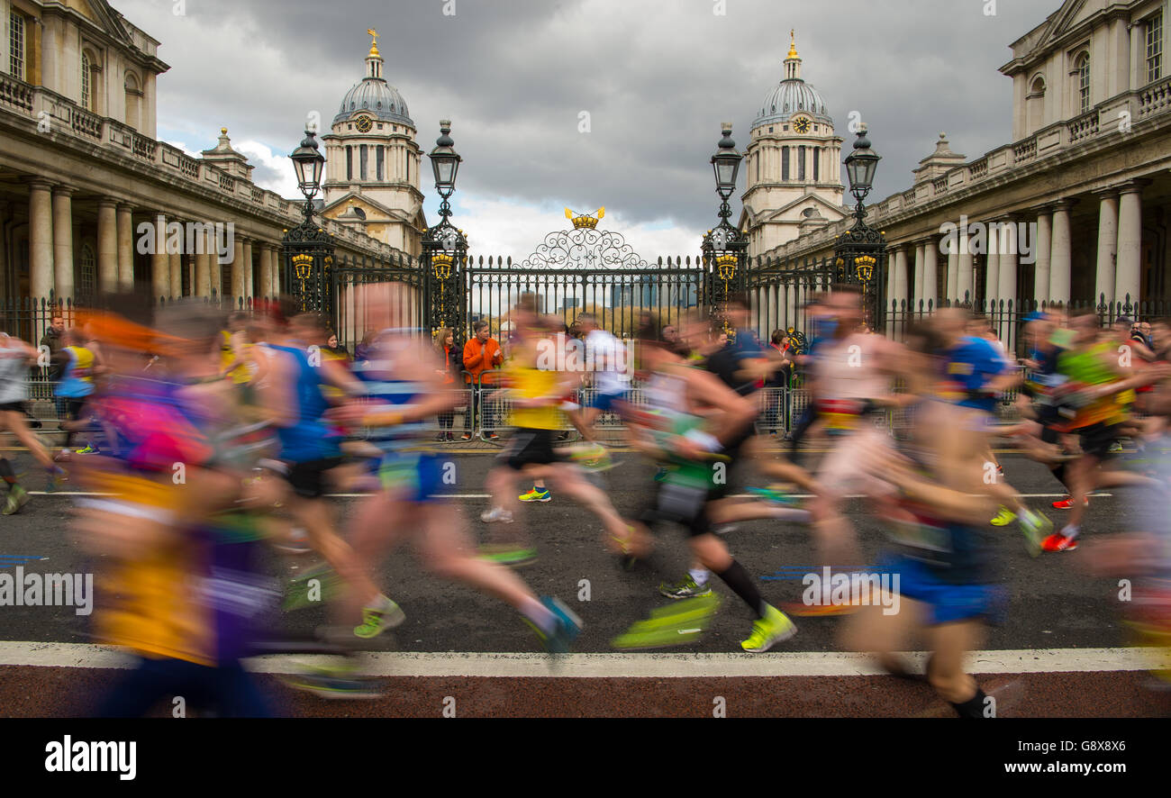 I corridori passano per l'Old Naval College, Greenwich, durante la Maratona di Londra 2016 Virgin Money. Foto Stock
