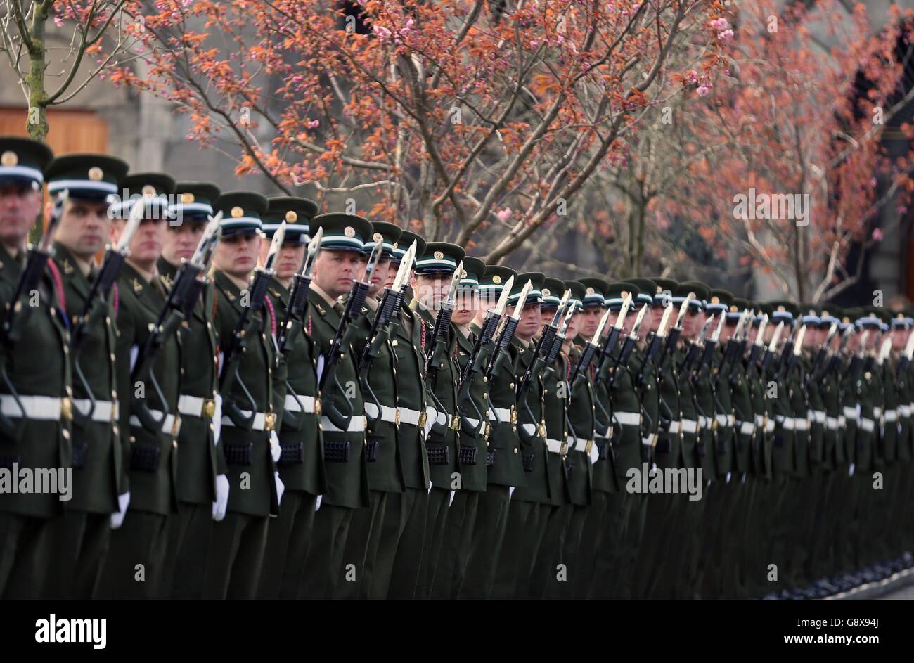 Soldati in formazione durante la cerimonia religiosa di stato, per commemorare il centenario dei 1916 leader del Easter Rising al Cimitero di Arbour Hill, Dublino. Foto Stock