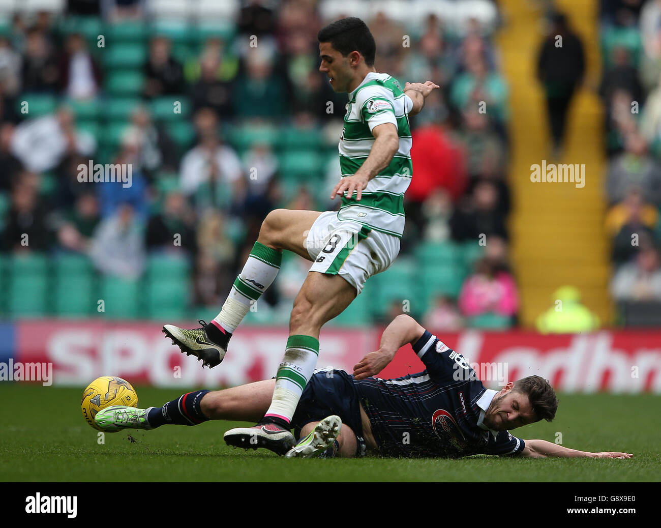 Tom Rogic di Celtic (a sinistra) e Stewart Murdoch della contea di Ross combattono per la palla durante la partita della Ladbrokes Scottish Premiership al Celtic Park di Glasgow. Foto Stock