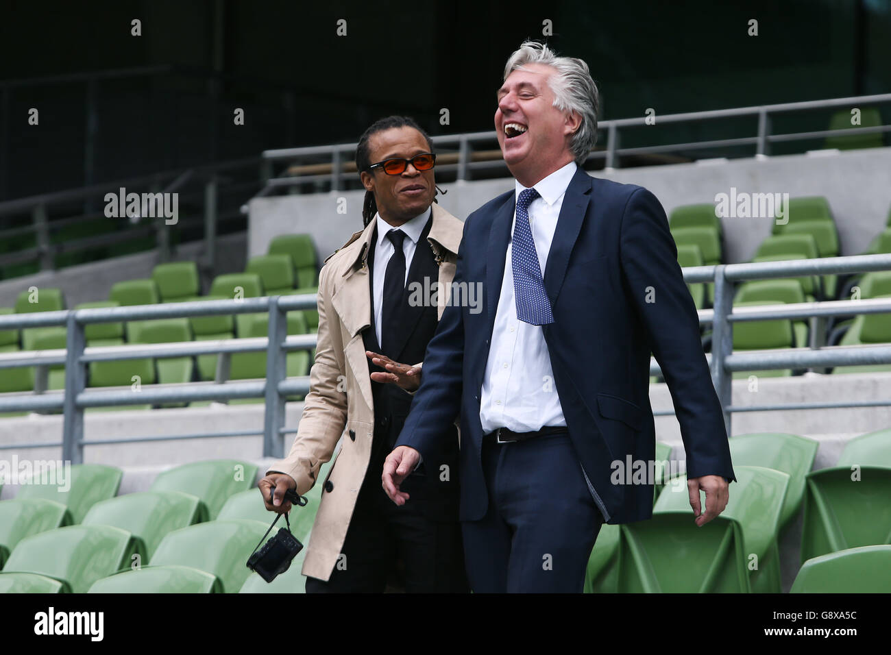 Edgar Davids (a sinistra) con il capo esecutivo fai John Delaney al lancio della partita della Coppa internazionale dei campioni tra Barcellona e Celtic nello stadio Aviva di Dublino. Foto Stock