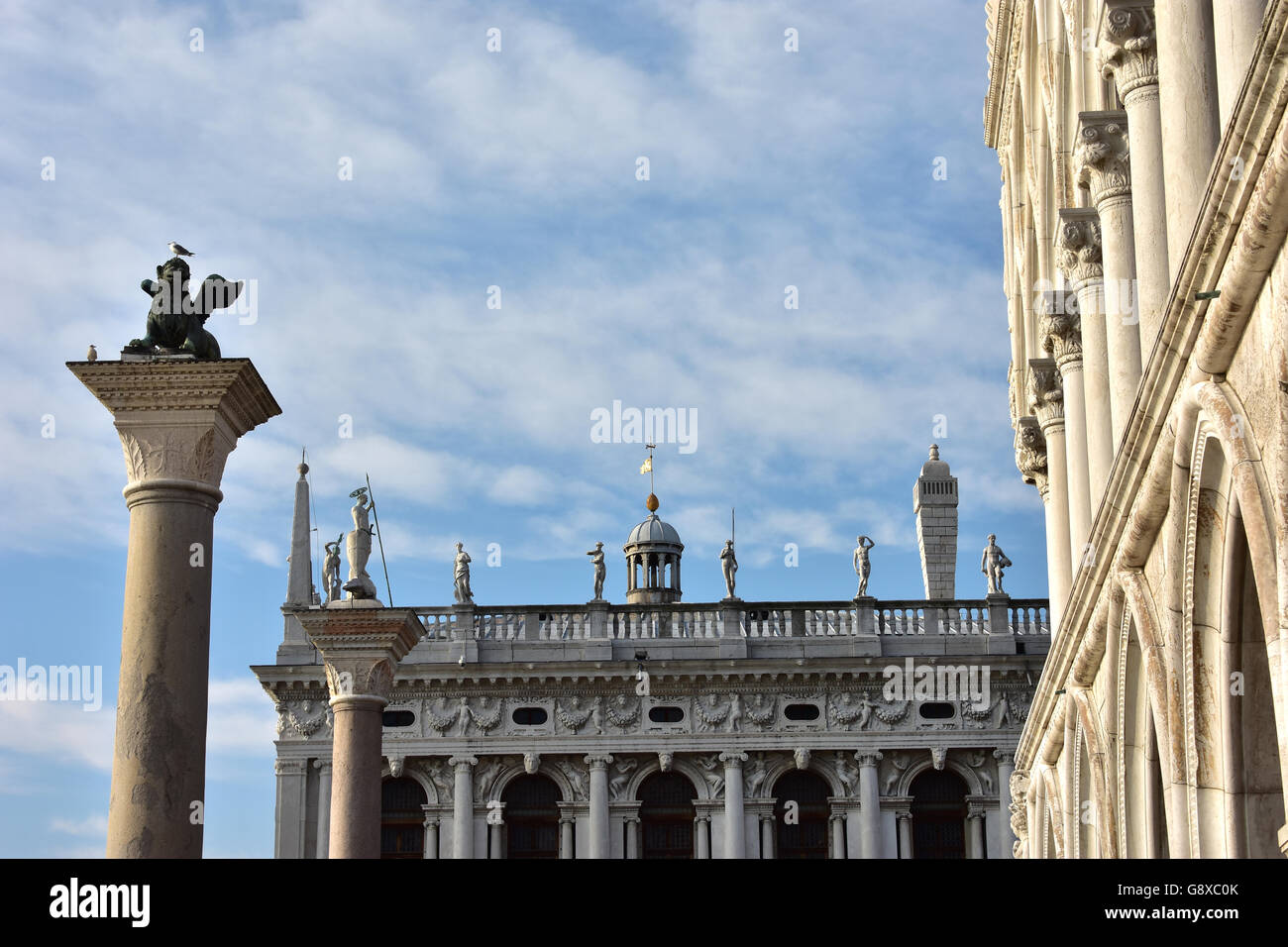 Piazza San Marco con il leone alato colonna, palazzo ducale portici e vecchia libreria al tramonto Foto Stock