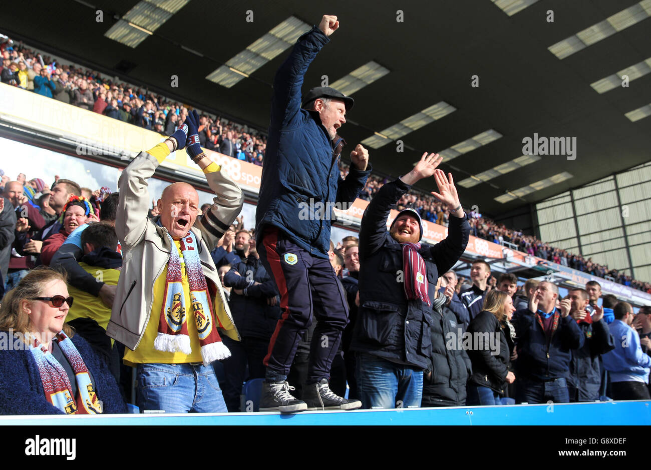 I fan di Burnley festeggiano negli stand dopo che Sam Vokes ha ottenuto il primo goal della partita durante la partita del campionato Sky Bet a Turf Moor, Burnley. Foto Stock