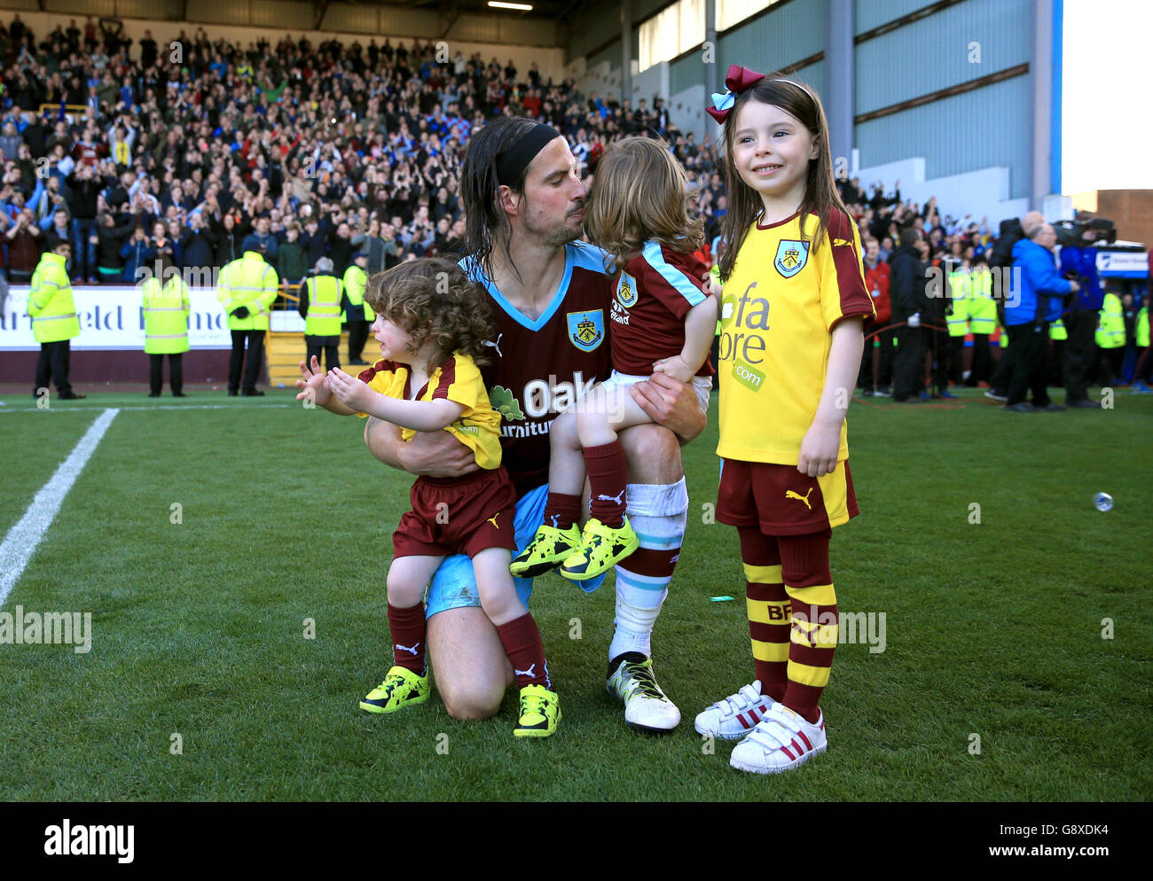 Burnley / Queens Park Rangers - Campionato Sky Bet - Turf Moor. George Boyd di Burnley celebra la promozione dopo la partita del campionato Sky Bet al Turf Moor di Burnley. Foto Stock