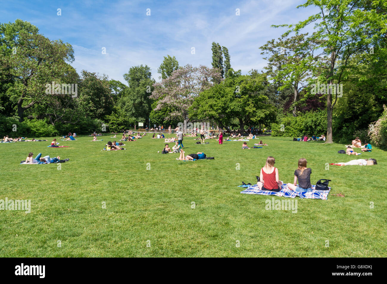 Persone rilassarsi e godersi il bel tempo di domenica pomeriggio nel Stadtpark, City Gardens, a Vienna, in Austria Foto Stock
