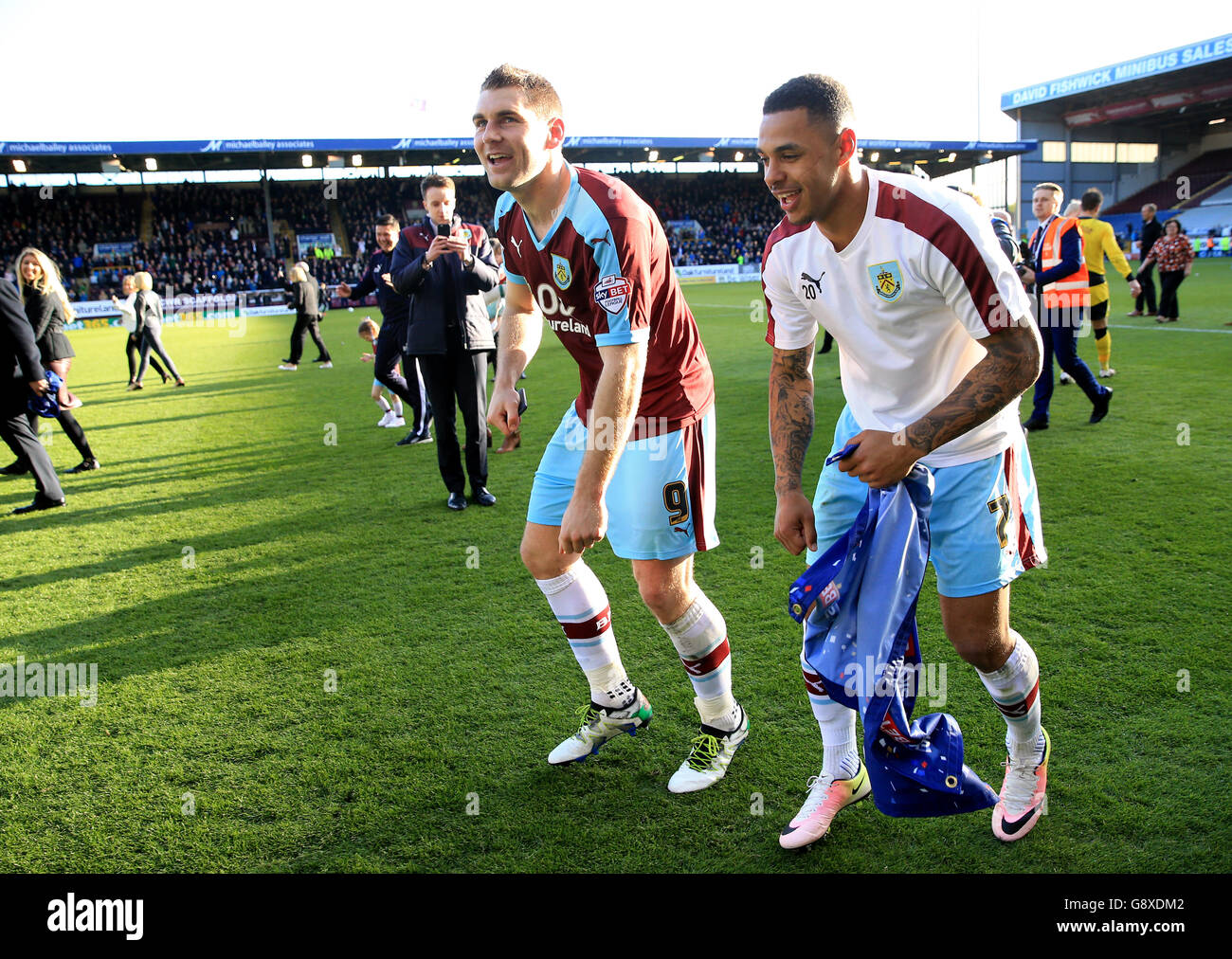 Burnley's Andre Grey (a destra) e Sam Vokes celebrano la promozione dopo la partita del campionato Sky Bet al Turf Moor di Burnley. Foto Stock
