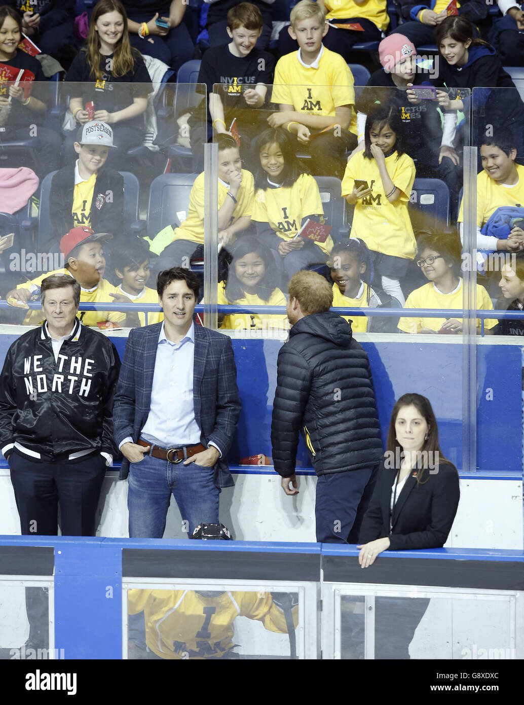 Il principe Harry (a destra) con il primo ministro canadese Justin Trudeau (centro) e il sindaco di Toronto John Tory (a sinistra) in una partita di hockey su slitta di ghiaccio Mattamy Centre durante la visita del principe a Toronto per promuovere i Giochi Invictus 2017. Foto Stock Il principe Harry (a destra) con il primo ministro canadese Justin Trudeau (centro) e il sindaco di Toronto John Tory (a sinistra) in una partita di hockey su slitta di ghiaccio Mattamy Centre durante la visita del principe a Toronto per promuovere i Giochi Invictus 2017. Foto Stock