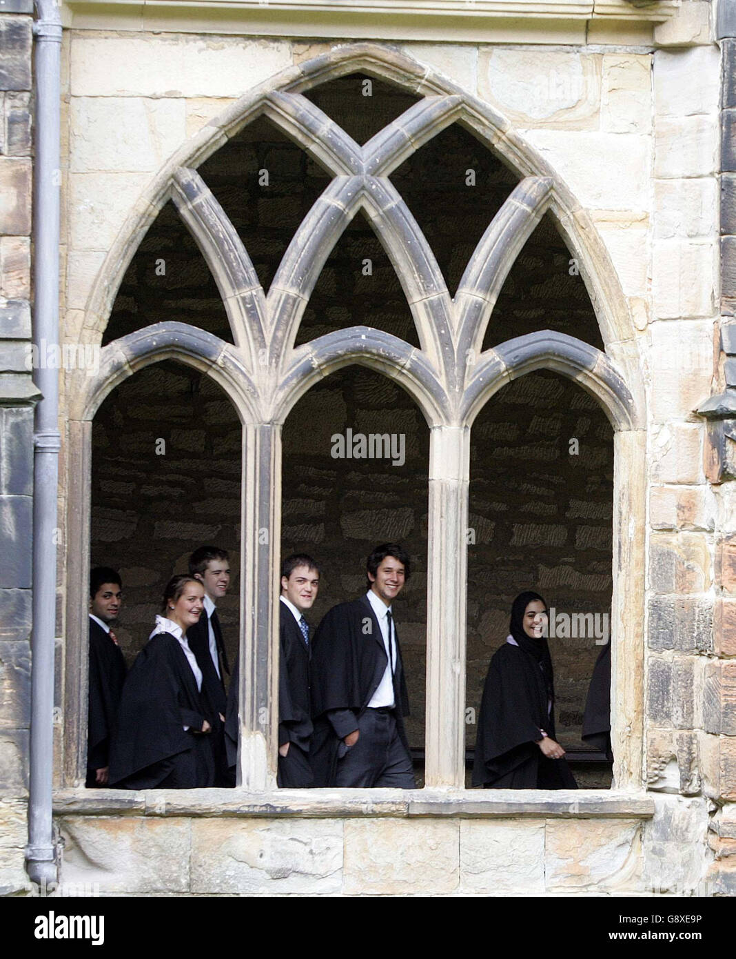 Gli studenti arrivano alla Cattedrale di Durham, mercoledì 5 ottobre 2005, quando il St Mary's College for Girls aprì le porte ai ragazzi per la prima volta in 106 anni. L'università ha permesso a 92 ragazzi di fare il 40% della nuova presa di 224 studenti del primo anno. Guarda per PA Story EDUCATION Durham. PREMERE ASSOCIAZIONE FOTO. IL CREDITO FOTOGRAFICO DOVREBBE ESSERE: Owen Humphreys/PA Foto Stock