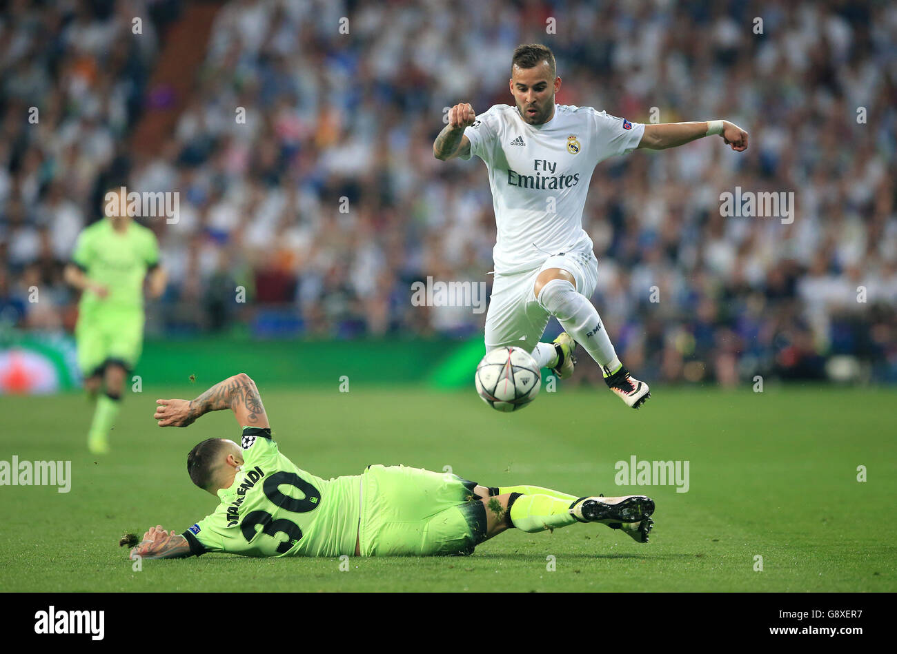 Il Jese del Real Madrid (a destra) affronta una sfida da Nicolas Otamendi di Manchester City durante la semifinale della UEFA Champions League, seconda tappa al Santiago Bernabeu di Madrid. Foto Stock