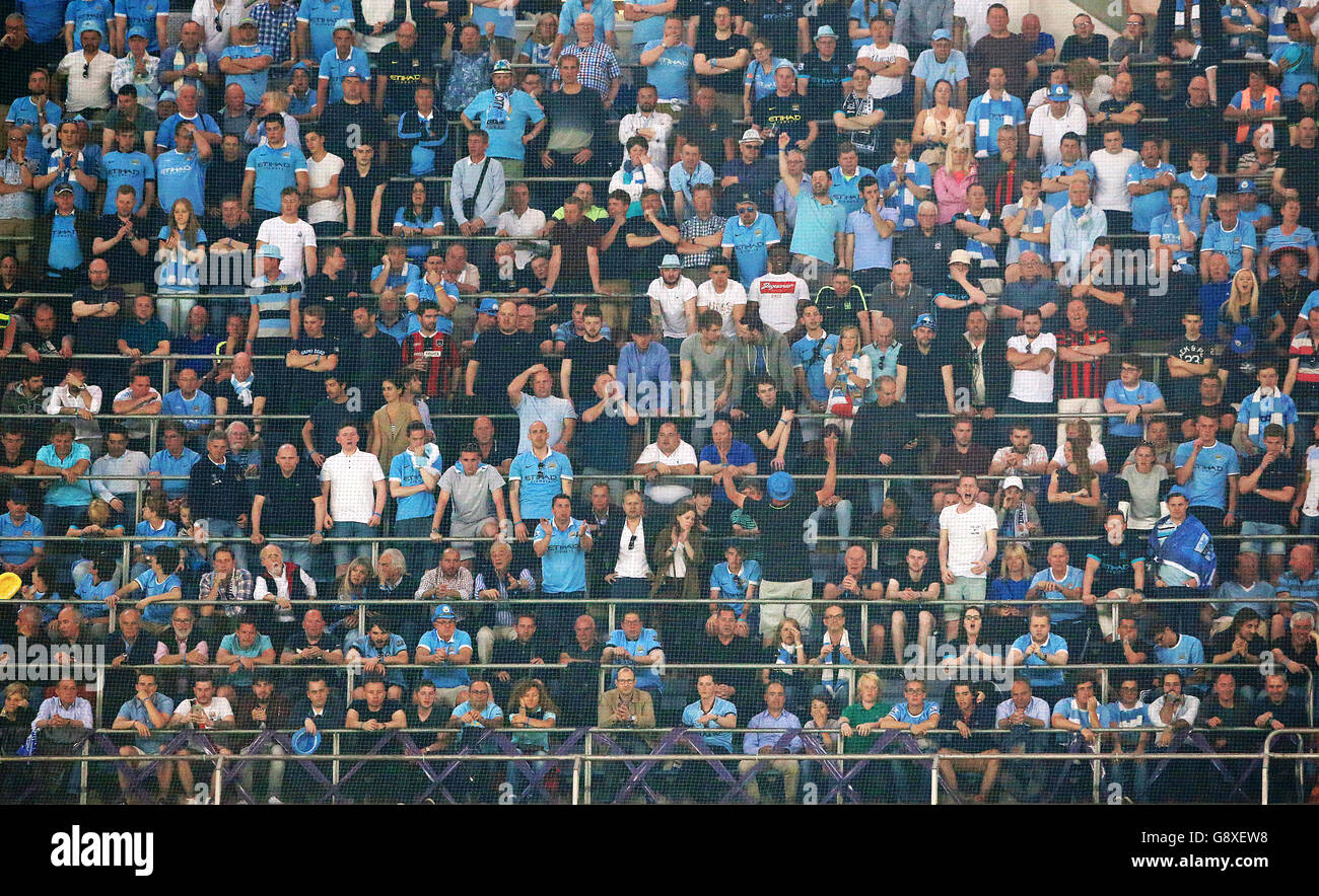 Tifosi della città di Manchester negli stand durante la semifinale della UEFA Champions League, seconda tappa al Santiago Bernabeu, Madrid. Foto Stock