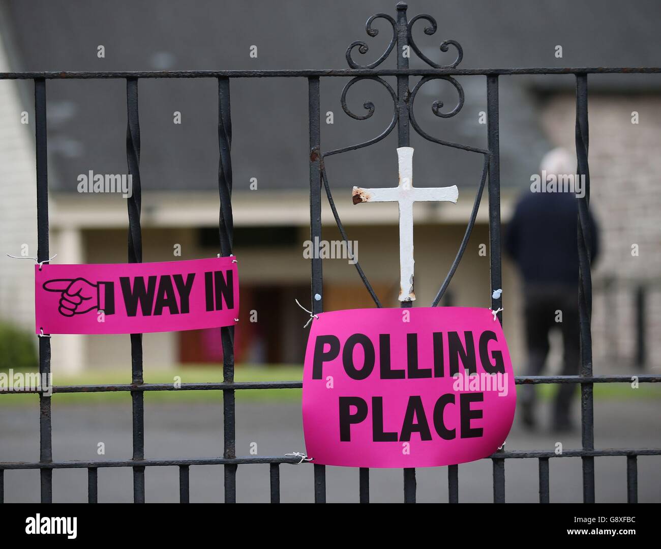 Una stazione di scrutinio firma fuori St Ninian & Triduana RC Church a Glasgow come i sondaggi si aprono nelle elezioni del Parlamento scozzese. Foto Stock