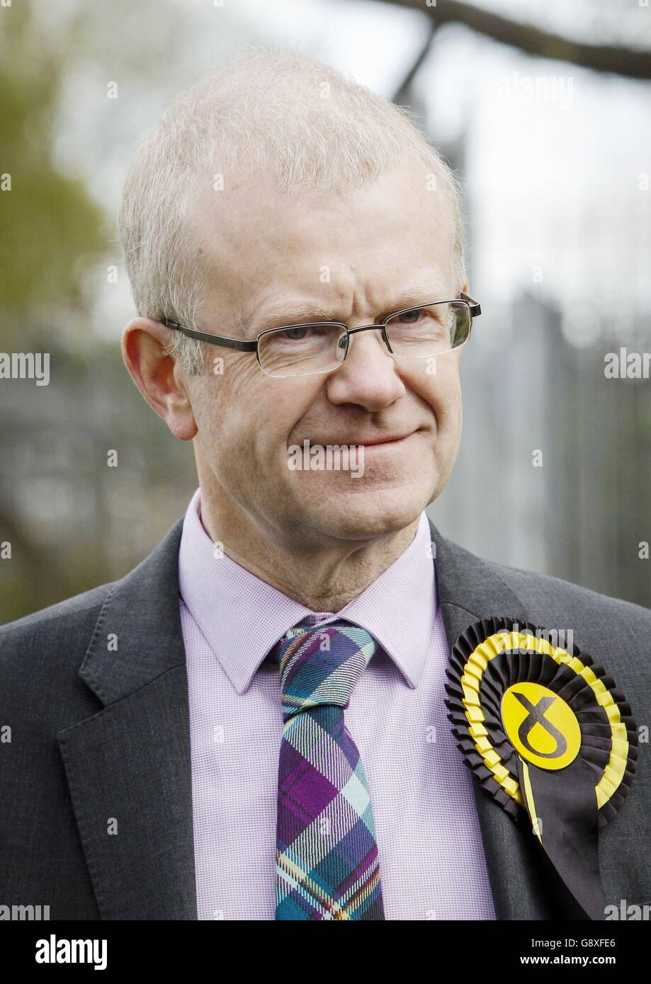 John Mason candidato SNP per Shettleston arriva a votare alla stazione di polling di Broomhouse Community Hall a Glasgow, mentre la Scozia va ai sondaggi nelle elezioni del Parlamento scozzese. Foto Stock