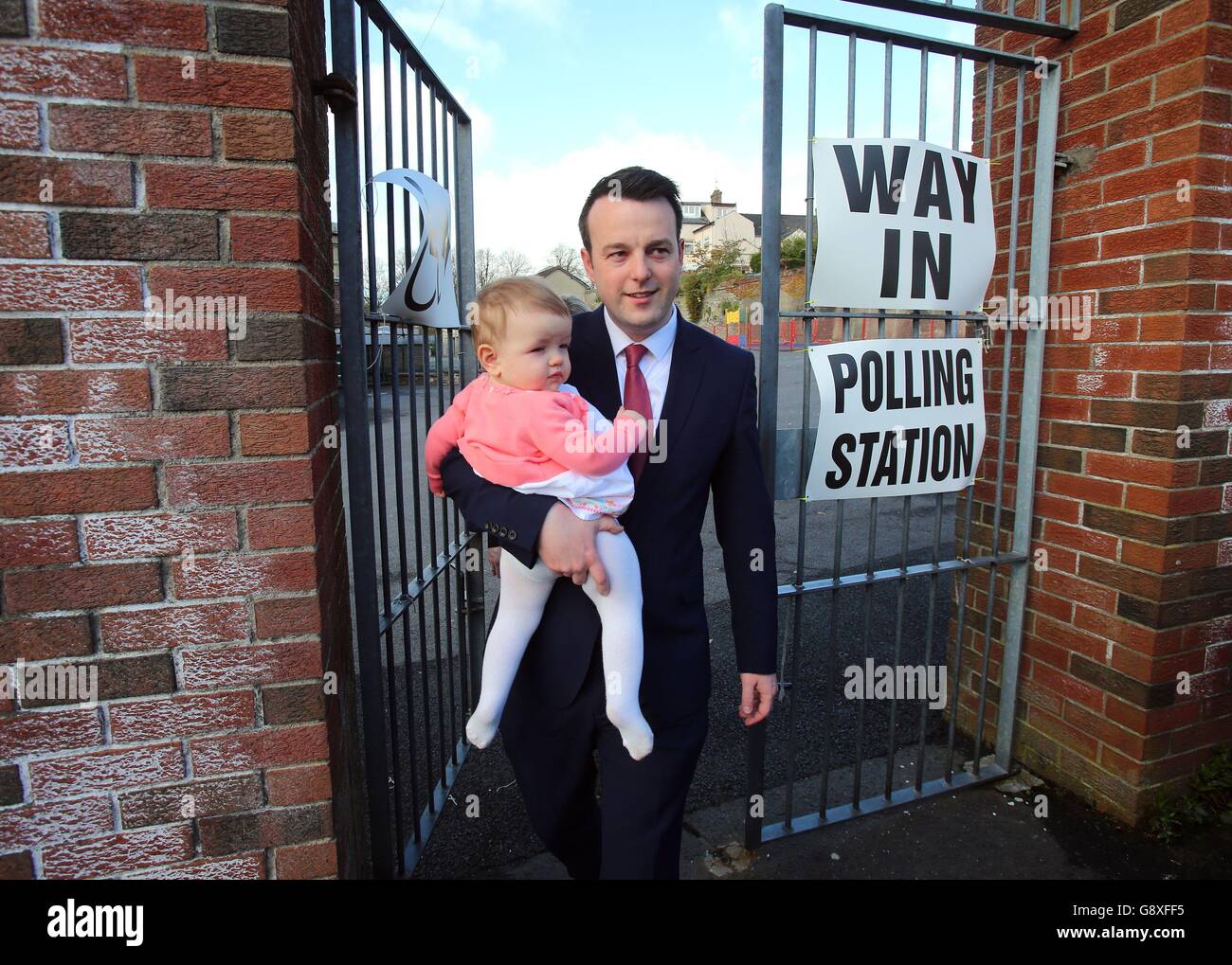 Il leader della SDLP Colum Eastwood e la figlia Rosa al di fuori di un seggio presso la Model Primary School di Londonderry, in quanto le persone nate dopo lo storico accordo del Venerdì Santo dell'Irlanda del Nord avranno la loro prima possibilità di votare oggi come sondaggi aperti per le elezioni dell'Assemblea di Stormont. Foto Stock