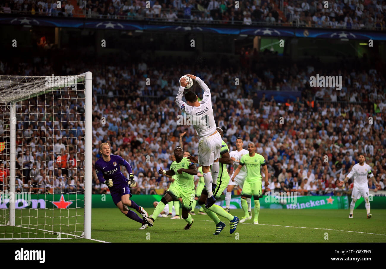 Cristiano Ronalo del Real Madrid si occupa della palla durante la semifinale della UEFA Champions League, seconda tappa al Santiago Bernabeu di Madrid. PREMERE ASSOCIAZIONE foto. Data immagine: Mercoledì 4 maggio 2016. Vedi la storia del PA CALCIO Real Madrid. Il credito fotografico dovrebbe essere: Nick Potts/PA Wire Foto Stock