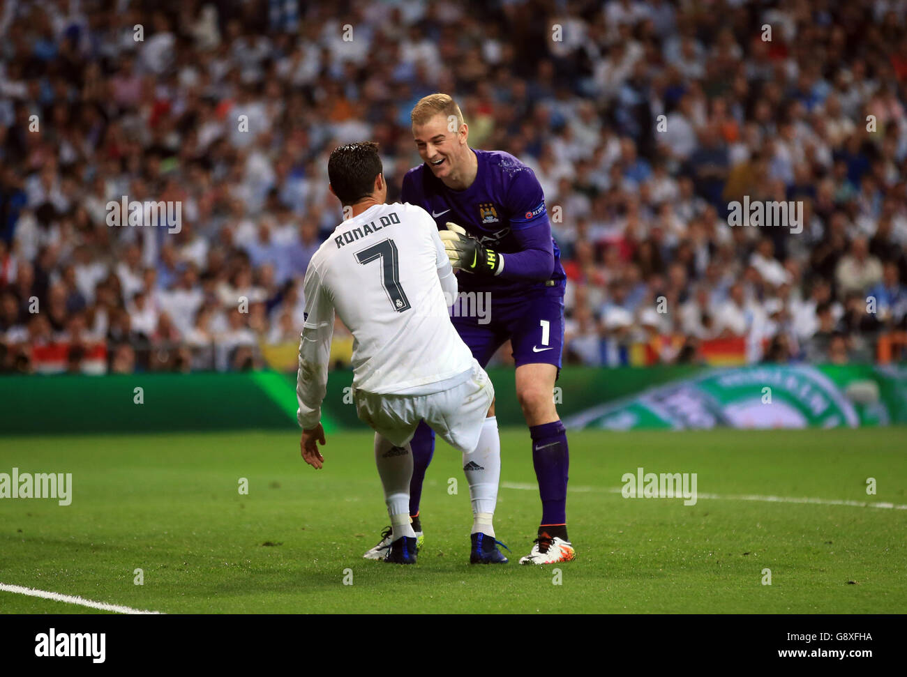 Cristiano Ronaldo di Real Madrid con Joe Hart di Manchester City durante la semifinale della UEFA Champions League, seconda tappa al Santiago Bernabeu di Madrid. PREMERE ASSOCIAZIONE foto. Data foto: Mercoledì 4 maggio 2016. Vedi la storia della Pennsylvania SOCCER Real Madrid. Il credito fotografico deve essere: Nick Potts/PA Wire Foto Stock