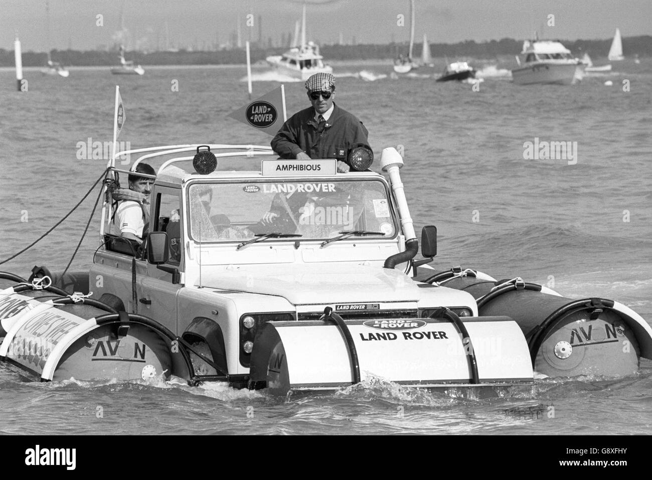 Captain Mark Phillips a bordo di una Land Rover anfibia durante la settimana dei Cowes. Foto Stock