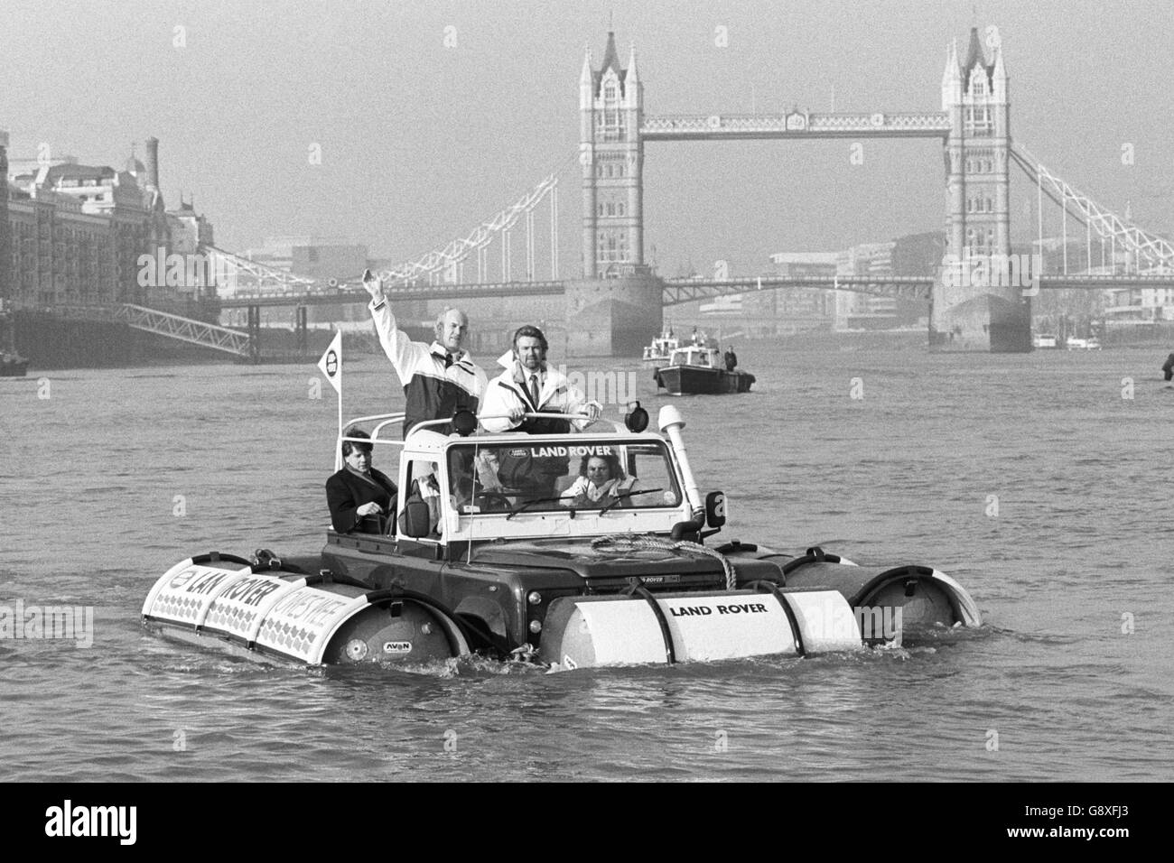 Il presentatore della TV Noel Edmonds (a destra) e lo yachtsman olimpico Mike McIntyre che naviga sul Tamigi in una Land Rover anfibia, quando hanno lanciato la sponsorizzazione dell'azienda della settimana dei Cowes della prossima estate. Foto Stock