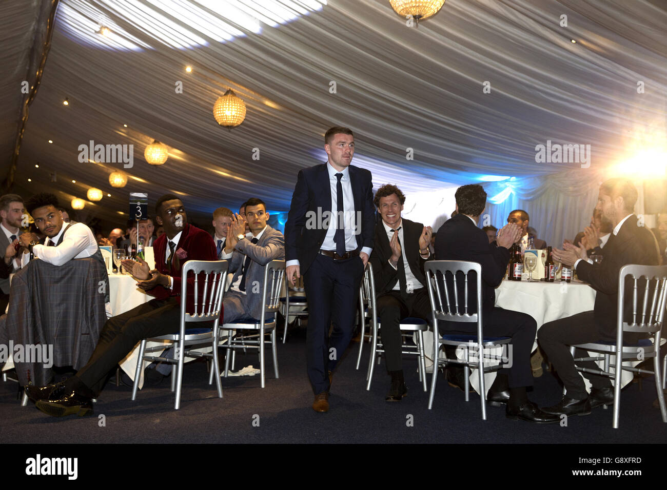 John Fleck di Coventry City si porta sul palco per accettare il suo terzo premio Player of the Season, completando una serie di premi nella categoria Foto Stock