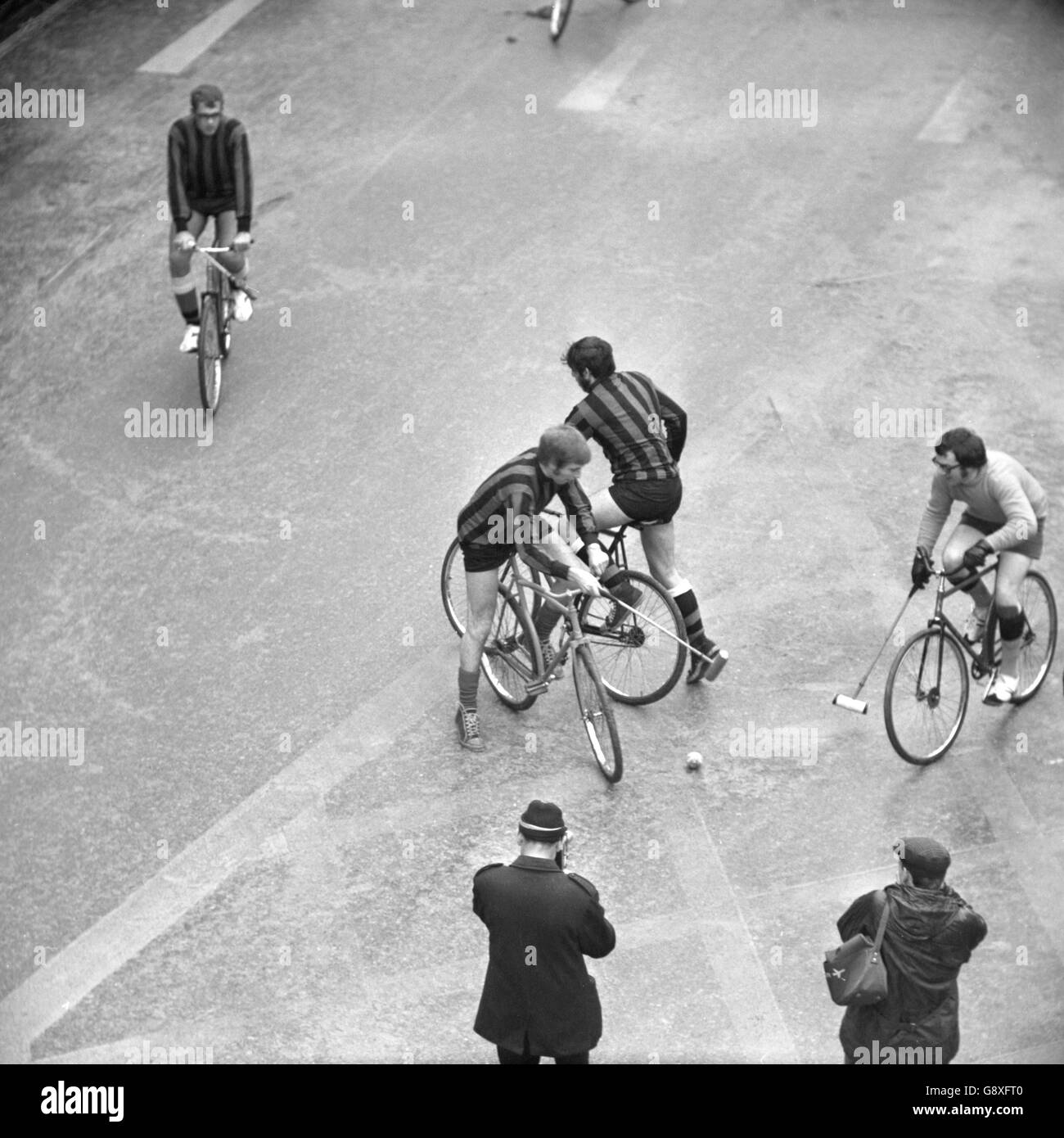 Una gara di polo in bicicletta al Lord Mayor's Show di Londra. Foto Stock