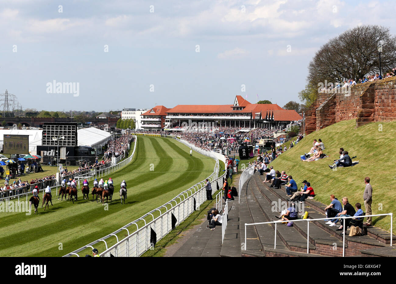 Chester Races - Giorno 2 - Boodles Ladies Day - Boodles Festival di Maggio Foto Stock