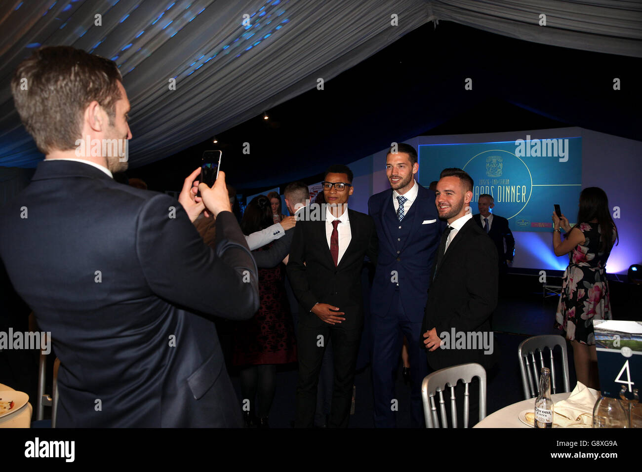 Sam Ricketts di Coventry City scatta una foto dei compagni di squadra Jacob Murphy, Aaron Martin e Adam Armstrong (da sinistra a destra) durante la serata di premi di fine stagione Foto Stock