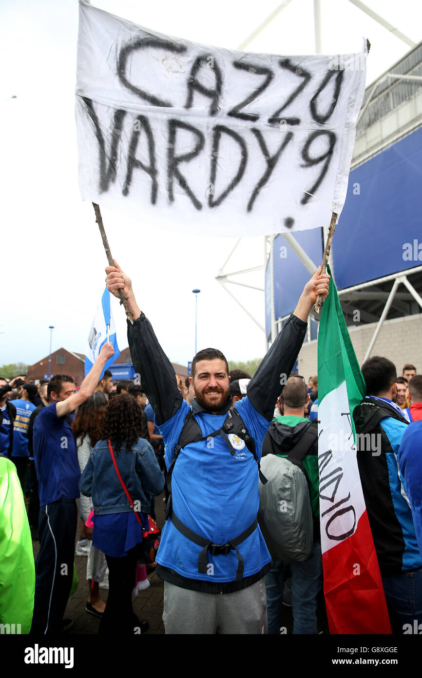 Tifosi di Leicester City dopo aver vinto la Barclays Premier League 2015-16. I fan di Leicester City festeggiano con una bandiera italiana fuori dal King Power Stadium di Leicester. Foto Stock