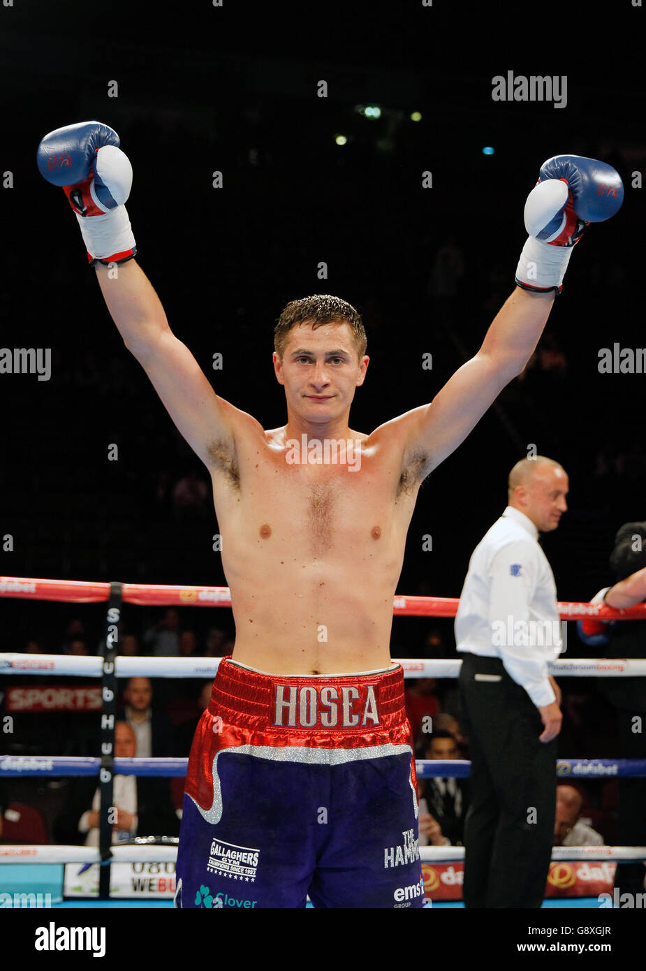 Manchester Arena Boxing. Hosea Burton festeggia la battuta di Michal Ludwiczak nel concorso Light-Heavyweight della Manchester Arena. Foto Stock