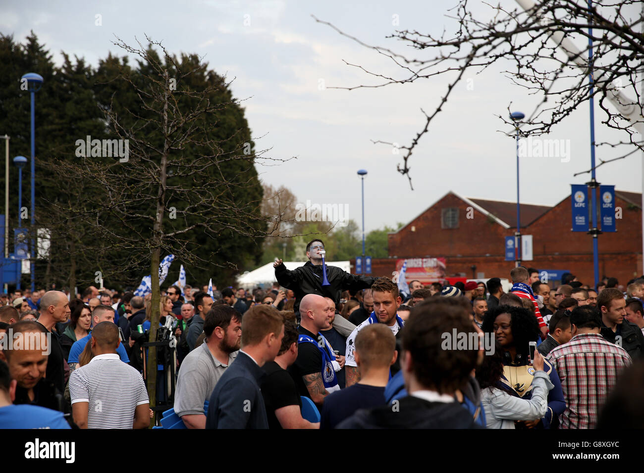 I fan di Leicester City festeggiano all'esterno del King Power Stadium di Leicester. PREMERE ASSOCIAZIONE foto. Data immagine: Sabato 7 maggio 2016. Vedi PA storia CALCIO Leicester. Il credito fotografico dovrebbe essere: Simon Cooper/PA Wire. Foto Stock