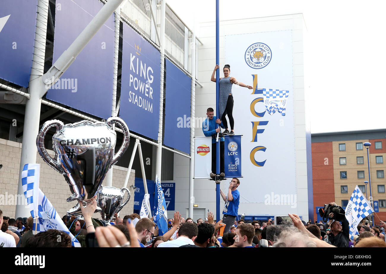 I fan di Leicester City festeggiano all'esterno del King Power Stadium di Leicester. PREMERE ASSOCIAZIONE foto. Data immagine: Sabato 7 maggio 2016. Vedi PA storia CALCIO Leicester. Il credito fotografico dovrebbe essere: Simon Cooper/PA Wire. Foto Stock