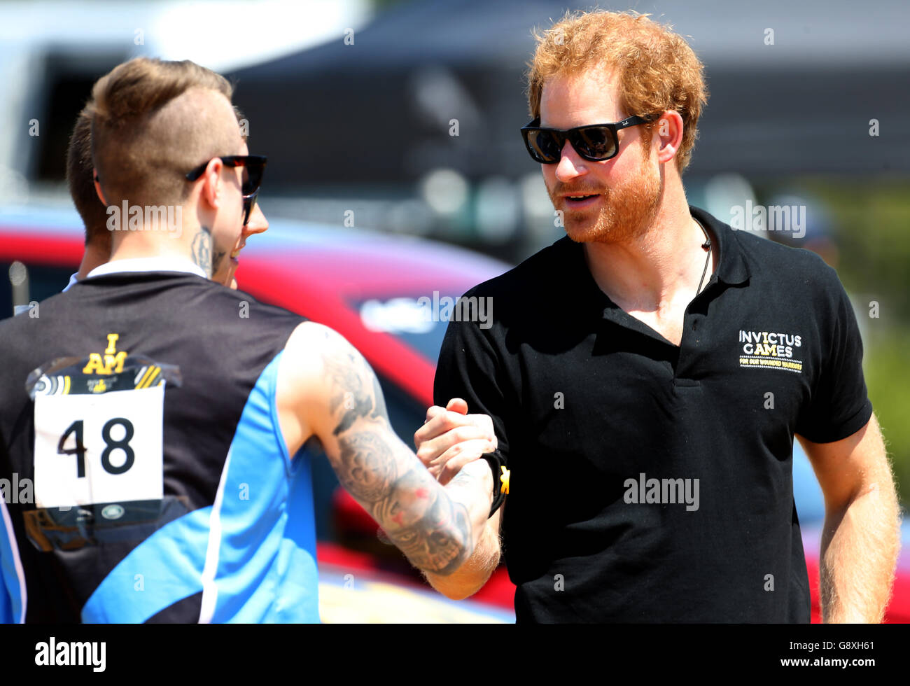 Prince Harry (a destra) con un membro del team estone durante la Jaguar Land Rover Discovery Challenge all'Invictus Games 2016 all'ESPN Wide World of Sports di Orlando, Florida. Foto Stock