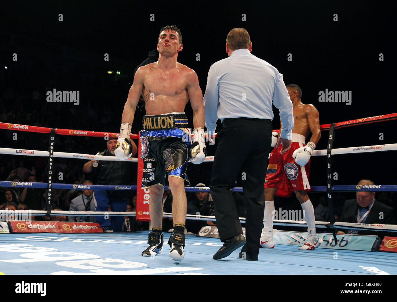 Anthony Crolla (a sinistra) e Ismael Barroso durante il WBA World Lightweight Title alla Manchester Arena. Foto Stock