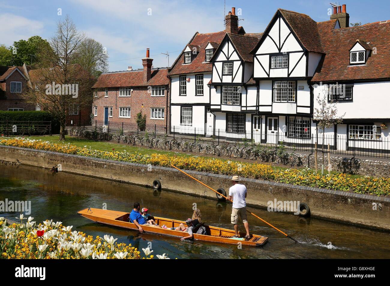 Le persone si divertono a fare un giro nei giardini Westgate sul grande fiume Stour a Canterbury, Kent, mentre il tempo caldo previsto continua. Foto Stock