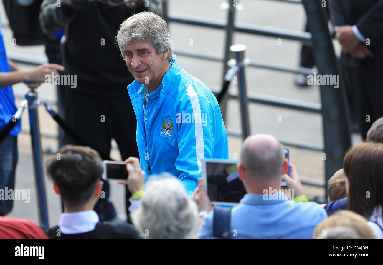 Il manager di Manchester, Manuel Pellegrini, saluta i tifosi dopo essere arrivato a terra prima della partita della Barclays Premier League all'Etihad Stadium di Manchester. Foto Stock