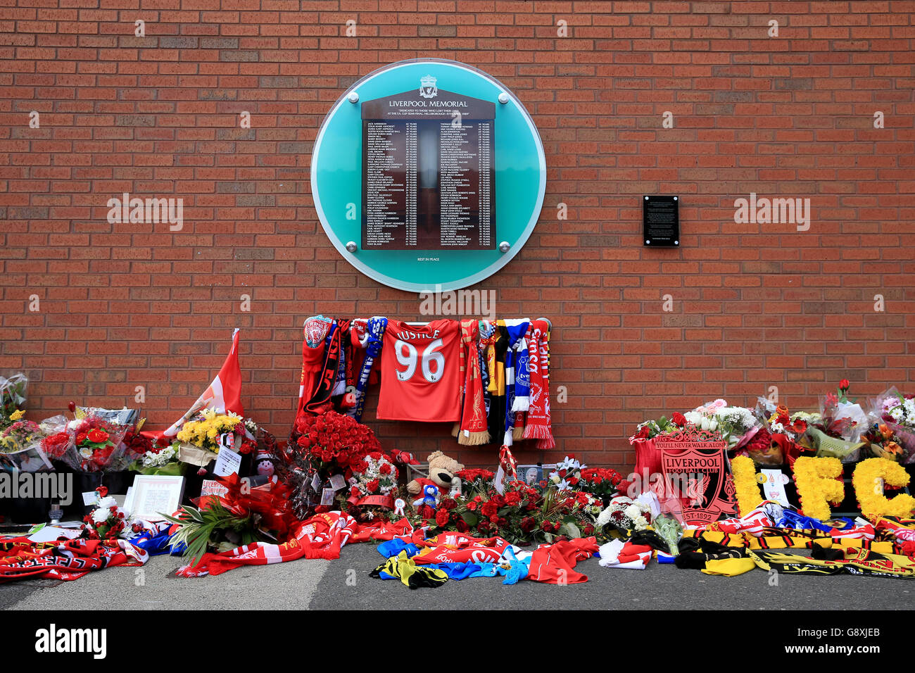 Una lapide a coloro che hanno perso la vita nel disastro di Hillsborough, fuori Anfield prima della partita della Barclays Premier League. Foto Stock