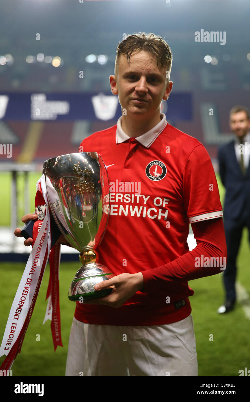 Charlton Athletic's Alfie Doughty con la U18 Professional Development League 2 trofeo Foto Stock