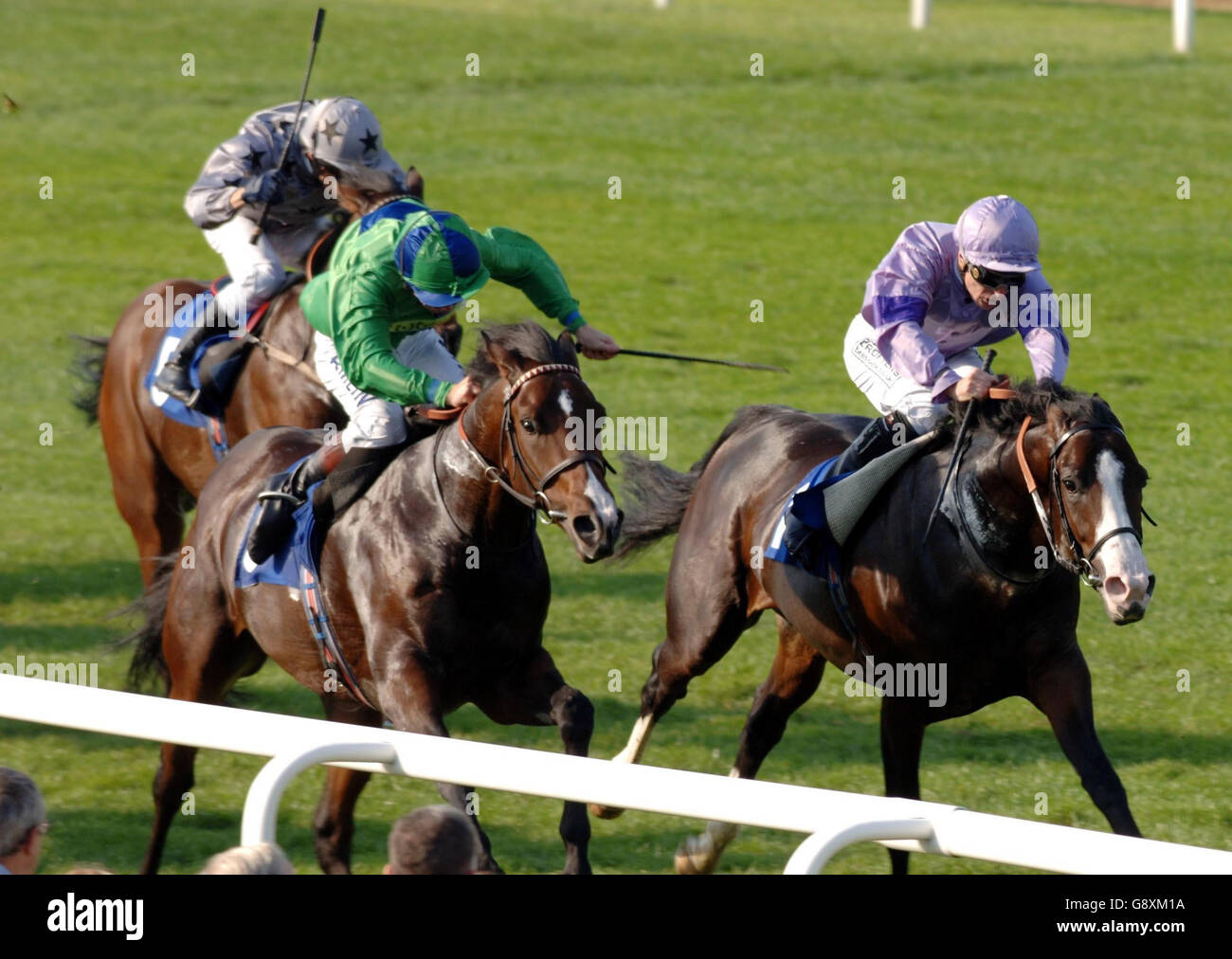 Blue Aura e Jockey Steve Drawne (R) vince l'European Breeders Fund Maiden Stakes a Windsor, lunedì 10 ottobre 2005. PREMERE ASSOCIAZIONE foto. Il credito fotografico dovrebbe essere: Sean Dempsey/PA. Foto Stock